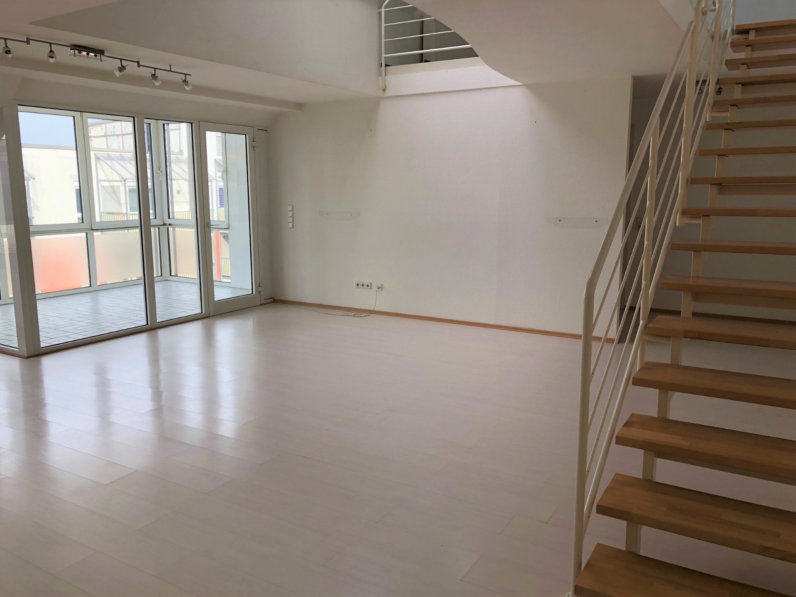 3-Zimmer-Penthouse-Wohnung in ruhiger Wohnlage Nähe SAP-Arena